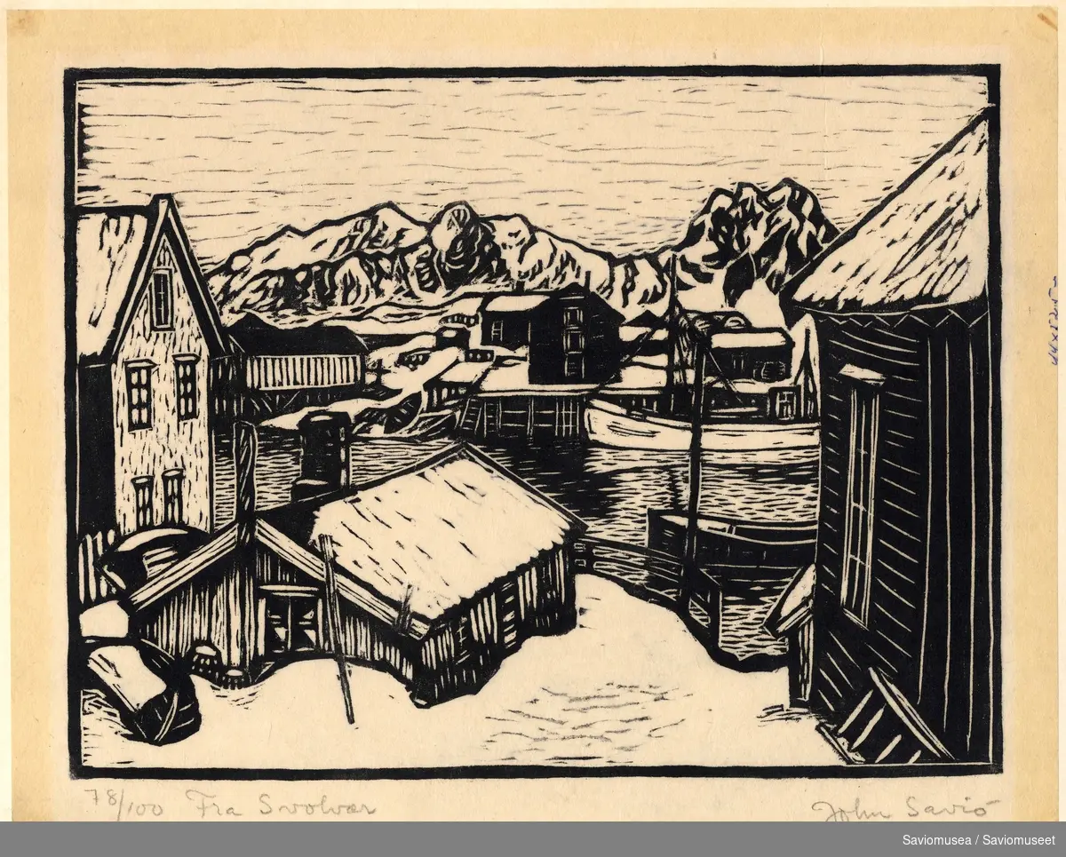 Stemningsbilde fra Svolvær, fjell i bakgrunnen, tehusbebyggelse, kai og båt i forgrunnen.