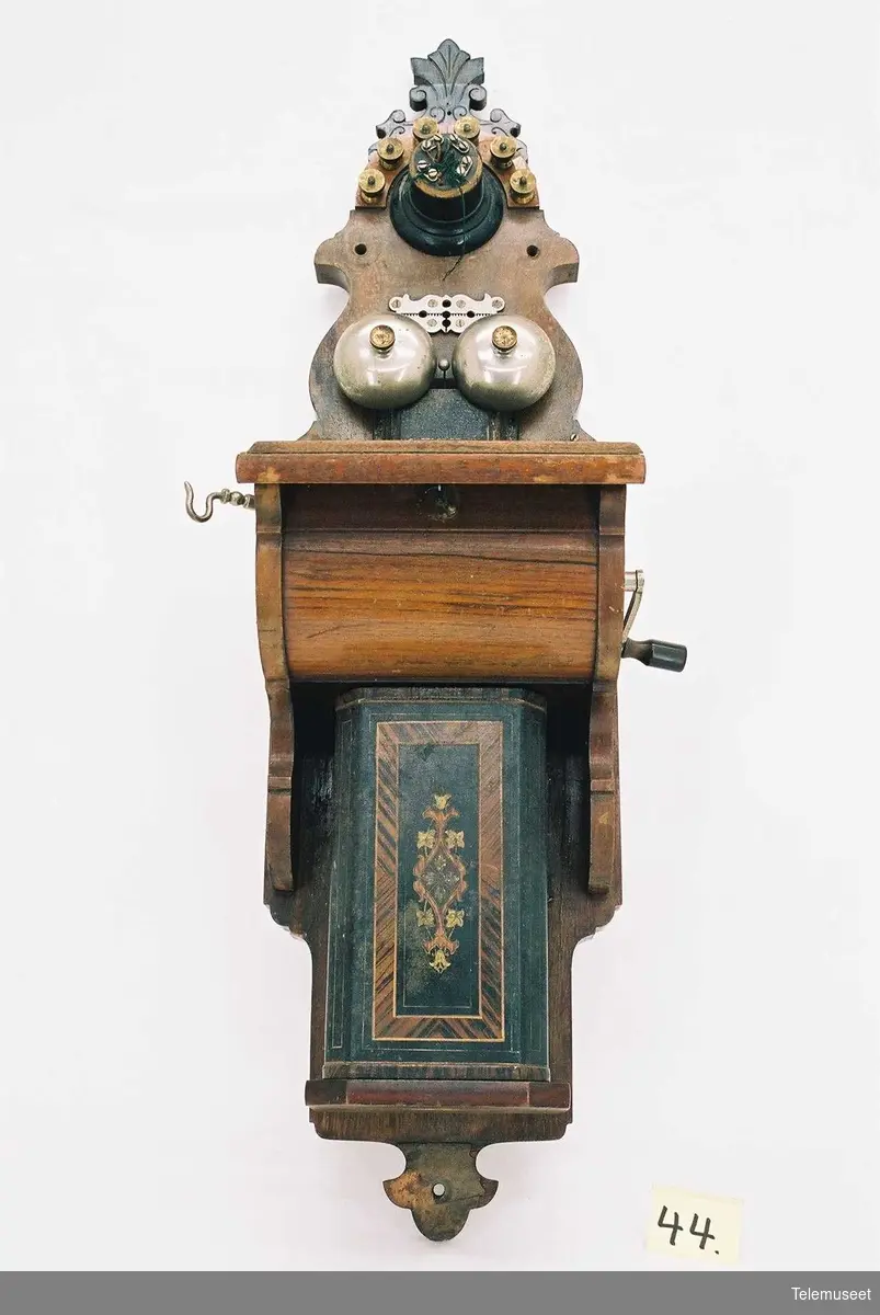 Produsert 3/7-1896, uttak for fast mikrofon er ombygget for tilkopling av telefonrør