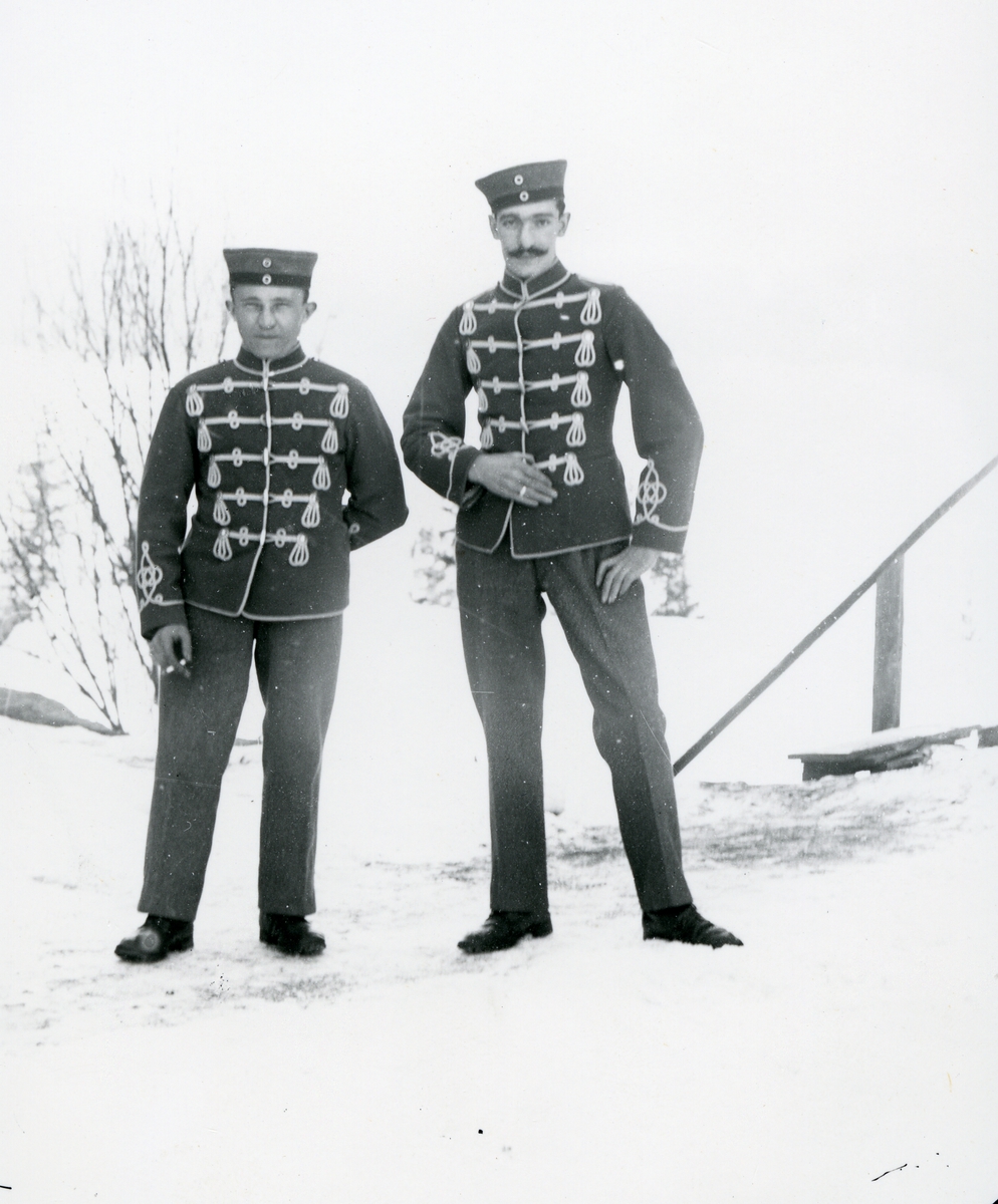 To tyske soldater i uniform, snølandskap