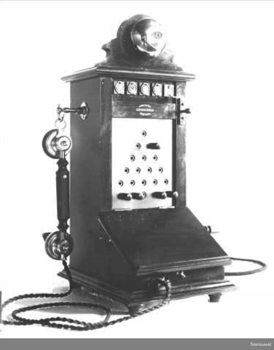 Telefonsentral, magneto pyramideveksler med propper, for bord, 5 d.lj. Elektrisk Bureau.