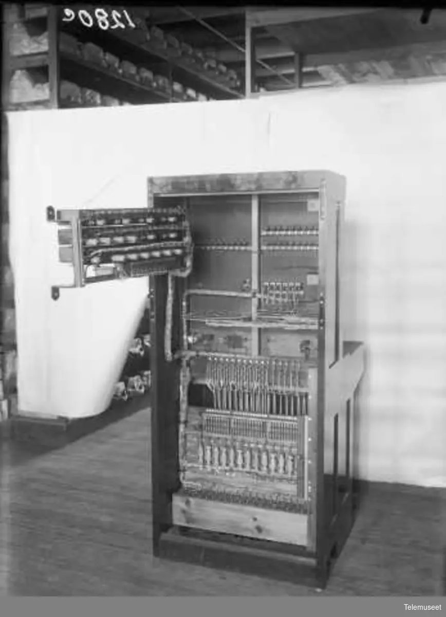 PBX kabinettveksler for KTA 
30+6+1 lj. 3.4.1923 Elektrisk Bureau.