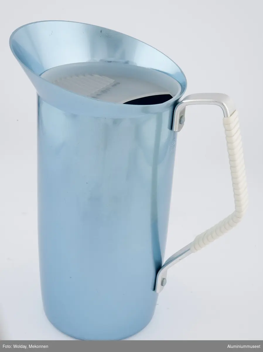 Høy, isblåeloksert vannmugge med plastsil. (HAM.01774-A-A) Håndtak påklinket og surret med hvitt plastbånd.
