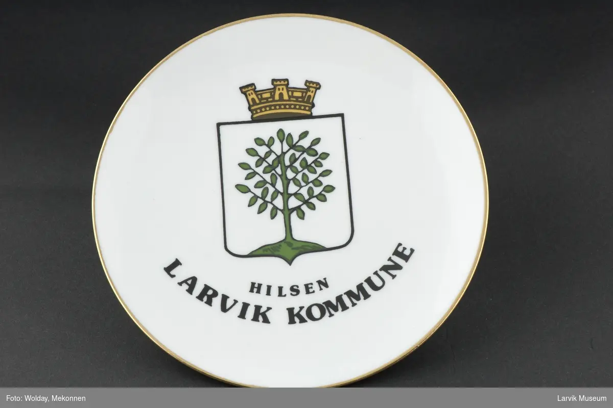 Larviks byvåpen (før 1988) . Tre med krone.