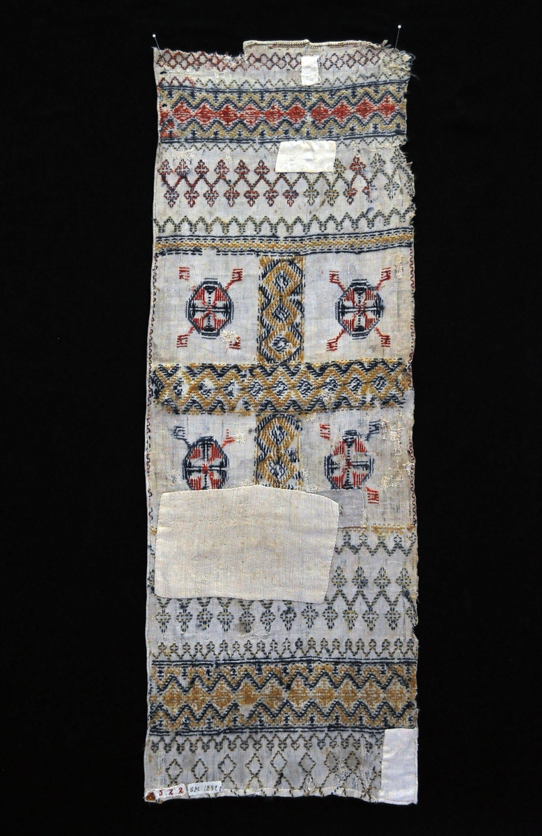 Fra protokollen: Gjelder begge, TGM-SM.2522.A og B: Krosklæde med sprang (firfletting), rikt (?), korssting, i Normannarænding.
Dette kledet har ikke noen fletter, har antagelig hatt det opprinnelig i den ene enden.