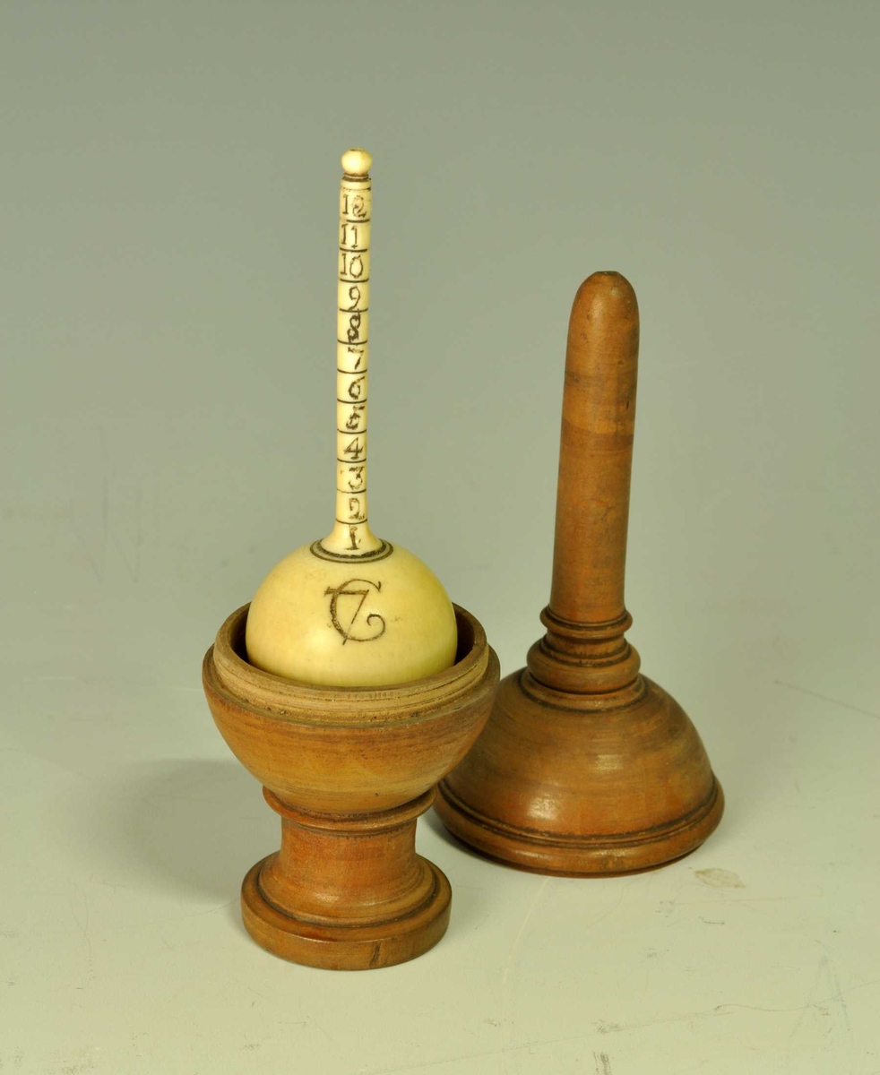 Fra protokoll: "Styrkemaaler for brændevin af elfenben og merke "---" (se bilde 2). Tillhört en familie Astrup", Nordland. Maaleren ligger i træfuteral dreiet kule med gradert stang. Længde 11,5 cm.