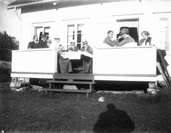 Gruppe mennesker på veranda