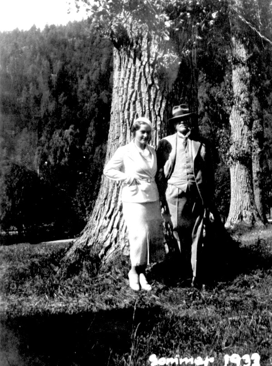 Mann og kvinne kledd i klær fra 1930, de står ute