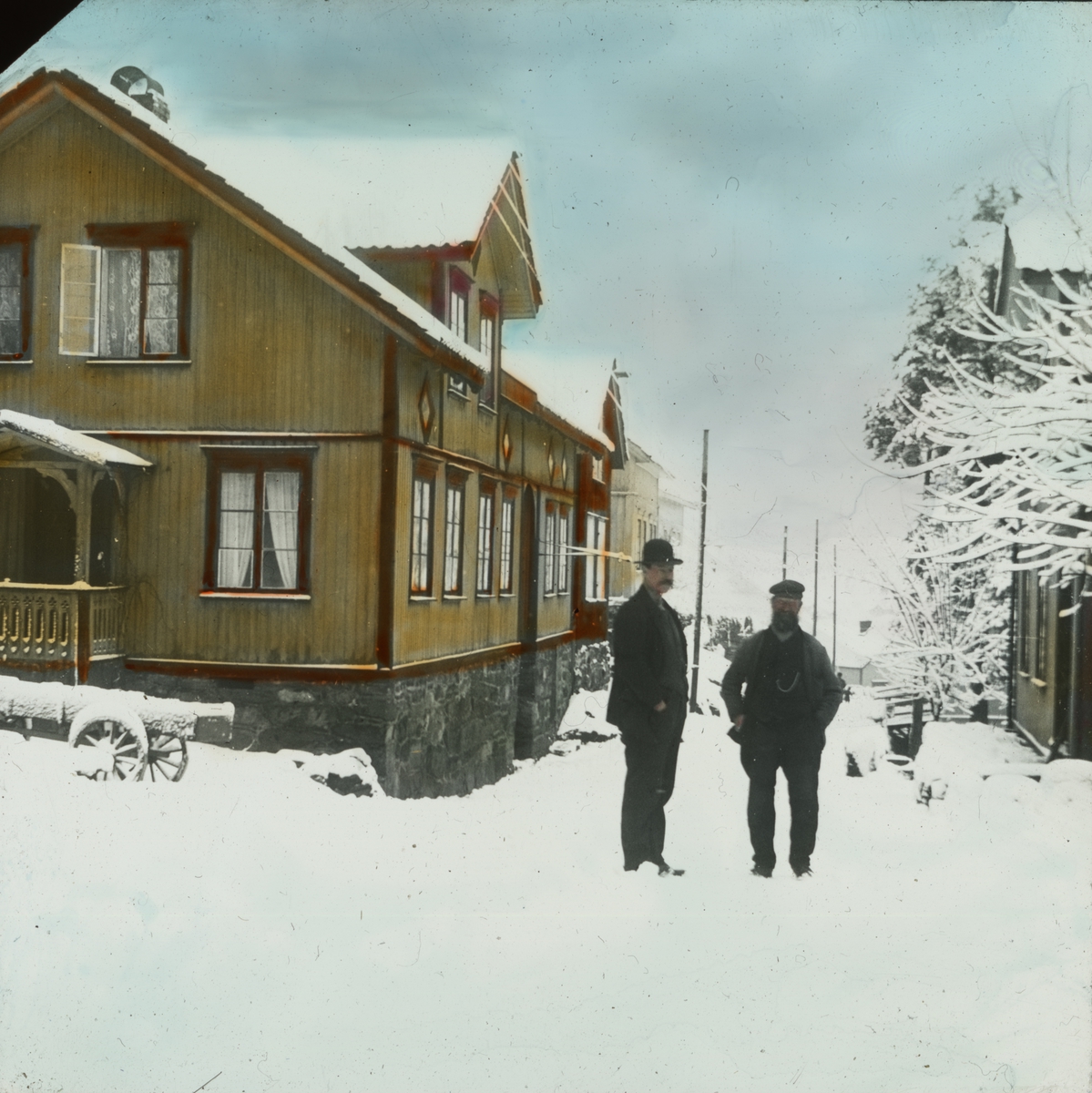 To menn står i Biørneveien. Wischufs hus til venstre. Kragerø