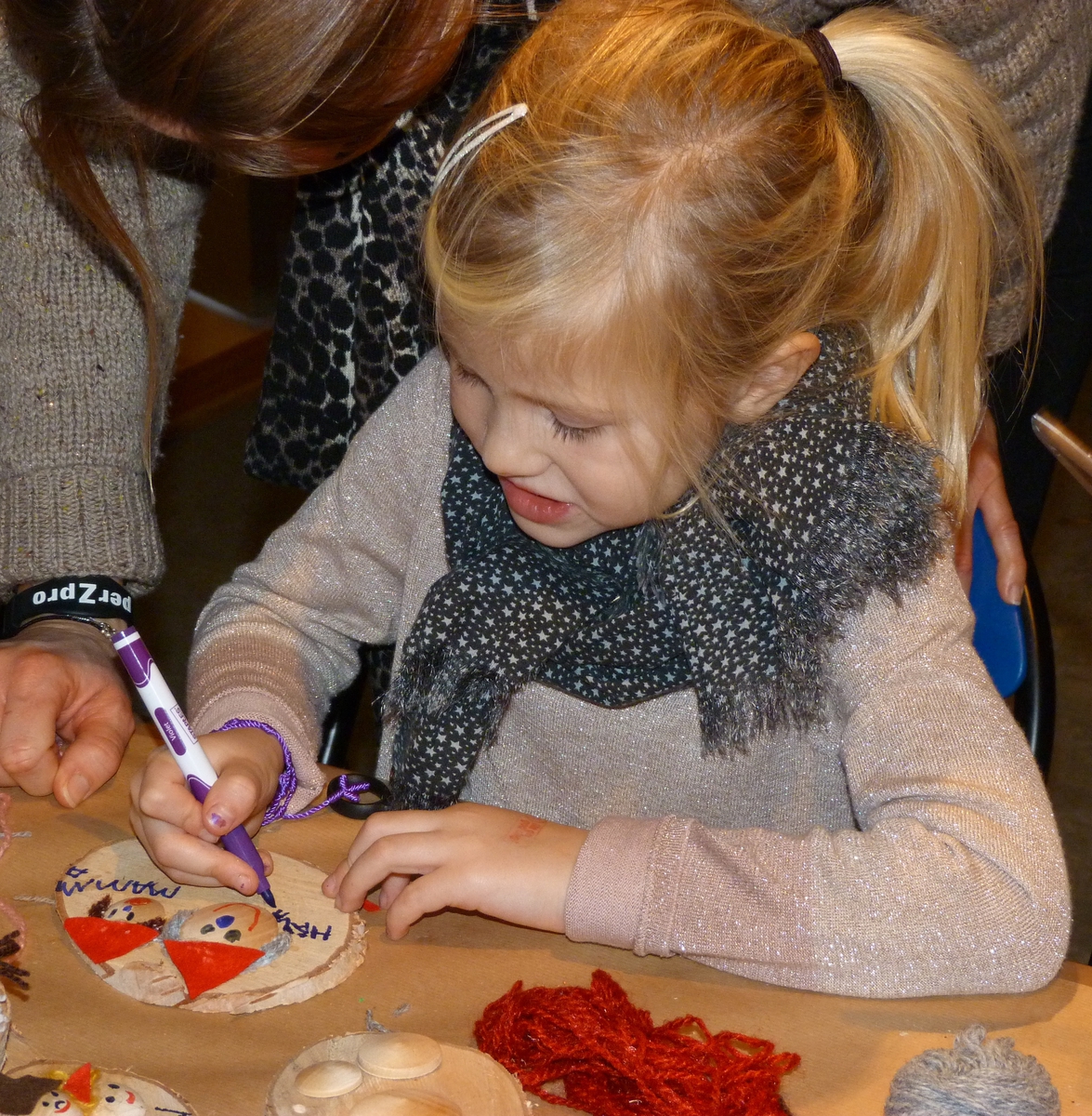 For den 15.gangen, 25.11.2012,  hadde Kragerø Husflidslag sitt årlig juleverksted på Berg-Kragerø Museum. Ivrige barn, foreldre og besteforeldre  skrudde sammen et tog, pyntet et kongle juletre, tegnet julekort, lagde dørskilt og blandet farger til et sandmaleri.