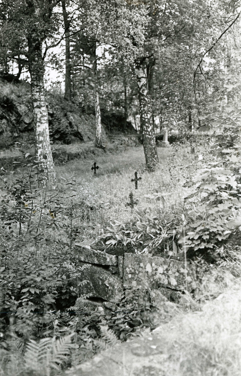 Tre bilder fra Bråten kirkegård, Kalstad. Viser porten og gravsteder. Ca. 1990-tallet
