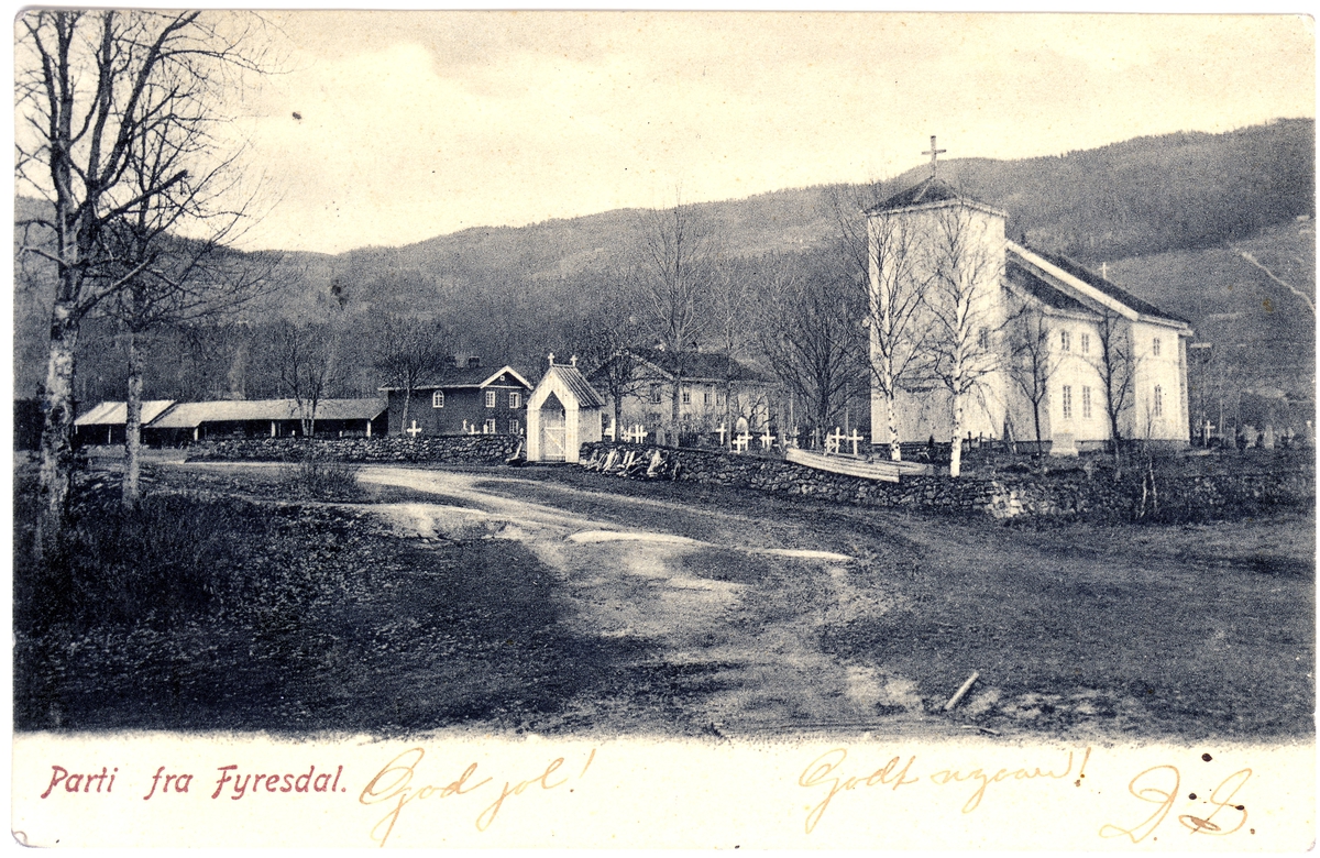 Moland kirke og Moland Prestegård i Fyresdal.
Den låge uthusrekka til venstre vart rive i 1917 då det vart bygd nytt uthus. "Drengestoga" til venstre for kyrkjegardsporten brann i 1920.