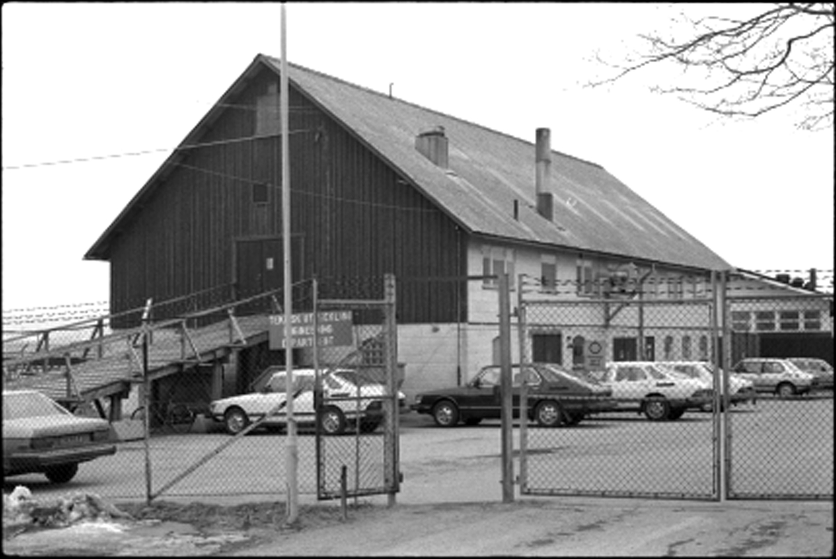 Gård belägen strax söder om huvudporten till SAAB:s fabriker. Malöga industriområde 57. Trollhättan stad.
