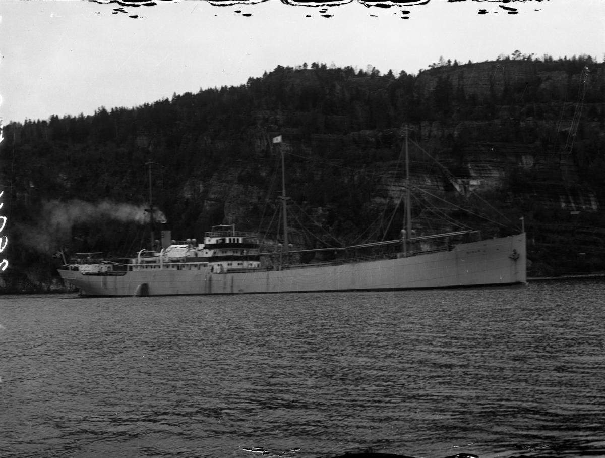 Motorskipet Gisla på Frierfjorden. Skipet er bygget i 1924 ved Odense, og eiet av Bjørn Bjørnstad Moss