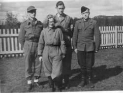 Hjelpemannskapet for russerne. Fra v.: Løyntnant Sanderud, T