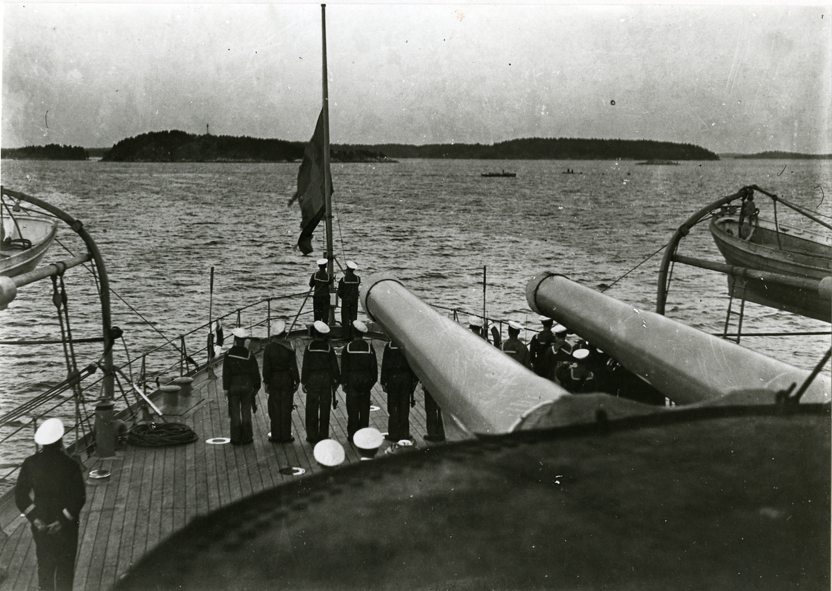 Flaggan halas på akterdäck, troligen ombord på pansarskeppet Sverige.