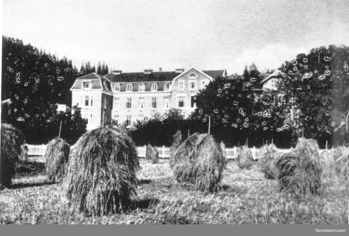 Namdal Sykehus før 1940. Med kornstaurer i forgrunnen.