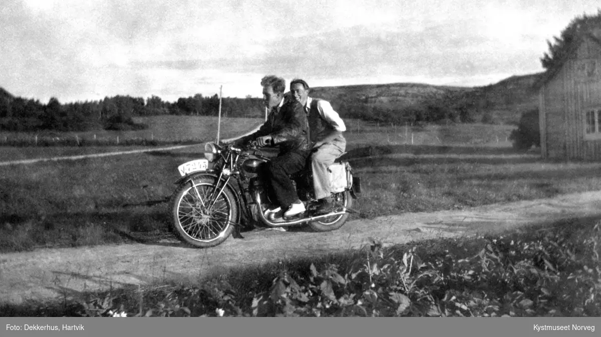Otto Dekkerhus og Kåre Arentzen? på motorsykkel