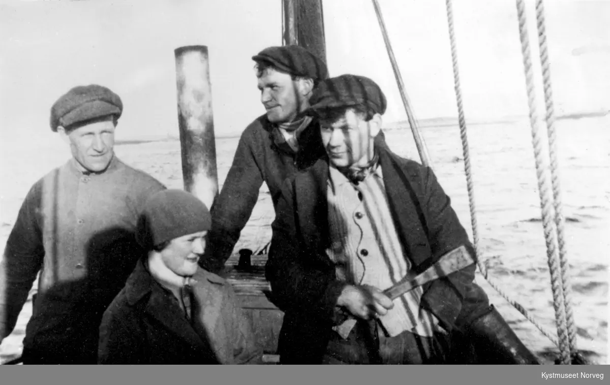 Foran fra venstre: Albert Engesvik, Kristine Sylten, Trygve Sylten og Egil Haugvik, ombord i ukjent båt