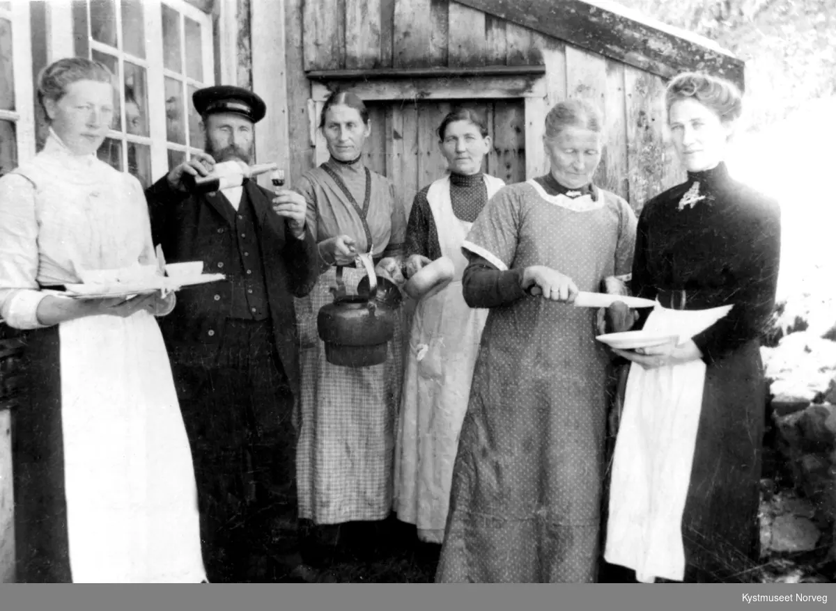 Fra venstre: Anna Brekken Sørenmo, Oluf Urdshals, Dina Evensen, Lise Dypvik, Kristine Livik og Ida Nikolaisen Volden. Kokkene i Agnes og Jacob Brekkans bryllup
