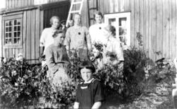 Bak fra venstre: Solveig Valø Kjønsøy, Ida Valø Myhre, Anne 