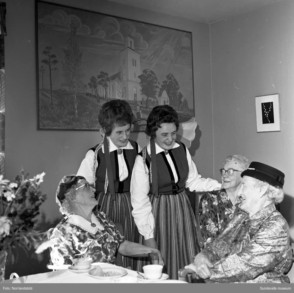Göingeflickorna besöker Strandbo ålderdomshem i Söråker. Bild 1 från vänster: fru Henriette Strandlund, fru Hulda Lundberg och fru Karin Lundgren.