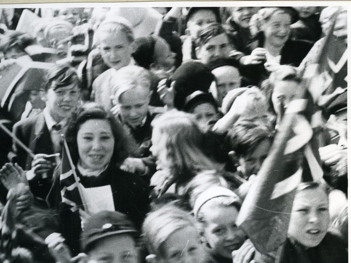 Barn og voksne med flagg.
Narvik torv. Tale for dagen 17 mai 1945. Sett fra Tribunen.