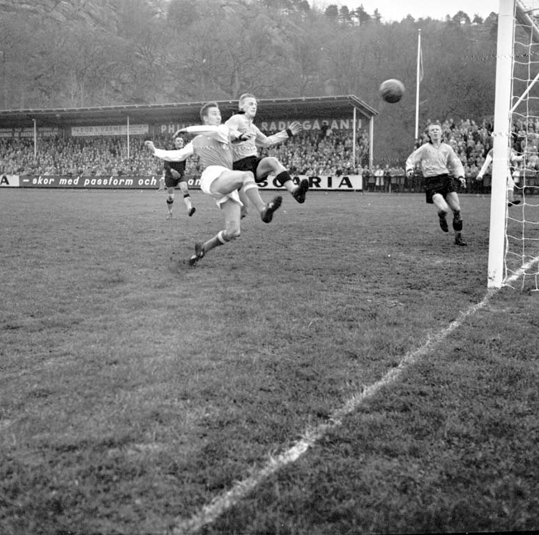 "Oddevold Tif Fotboll 6 maj 1960" enligt notering.