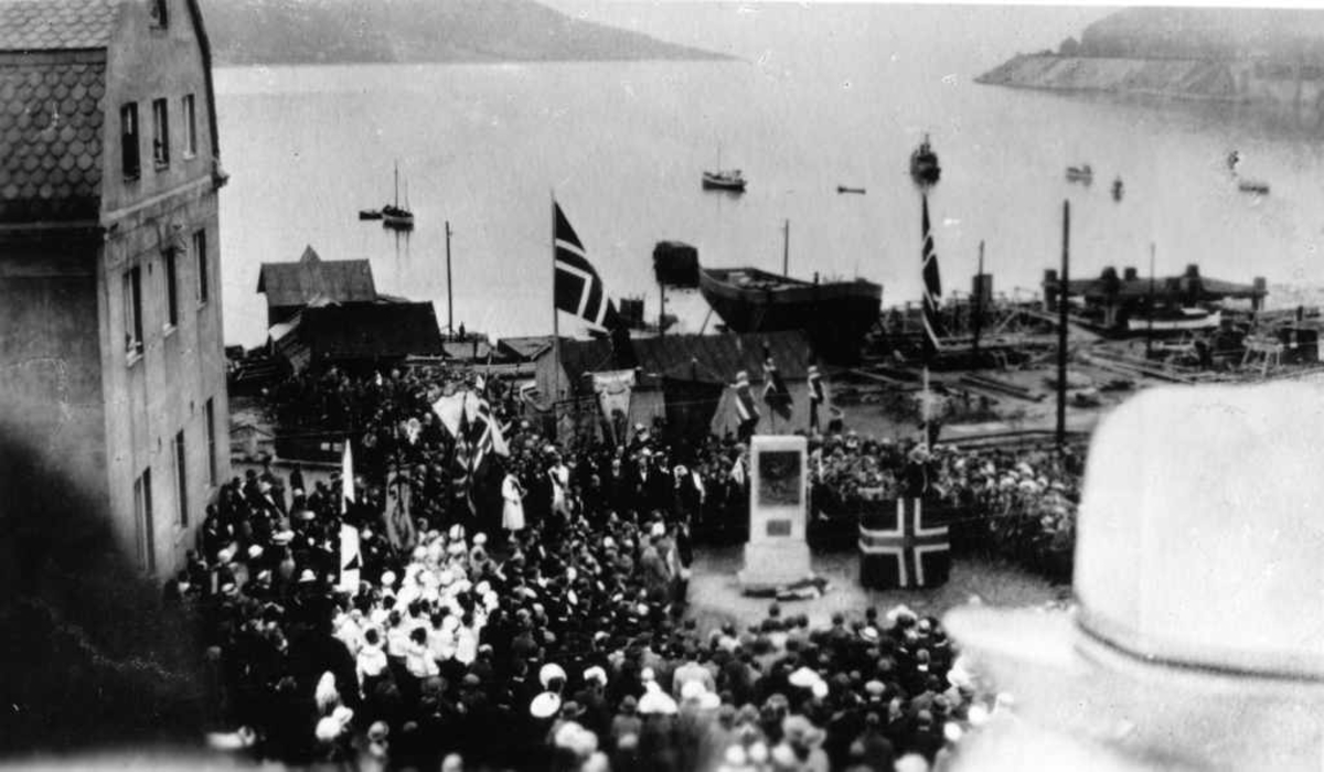 Avduking av monumentet over omkomne under 1. verdenskrig, Narvik Sjømannshjemmet til v. LKABs slip i bakgrunnen.