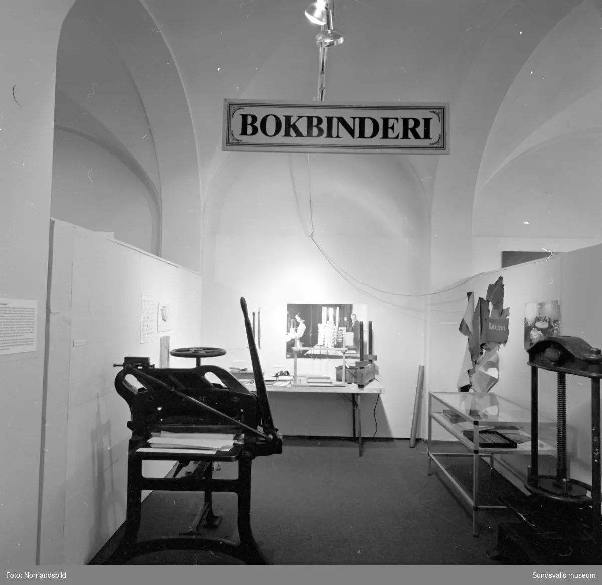 Invigning av utställningen "Tryckort Sundsvall" - en utställning om tryckerihistoria i Sundsvall arrangerad av Sundsvalls museum och Sundsvalls grafiska klubb, 7/5-28/8 1983. Det tryckta ordet 500 år. De tre sista bilderna visar en skärmutställning på postkontoret.