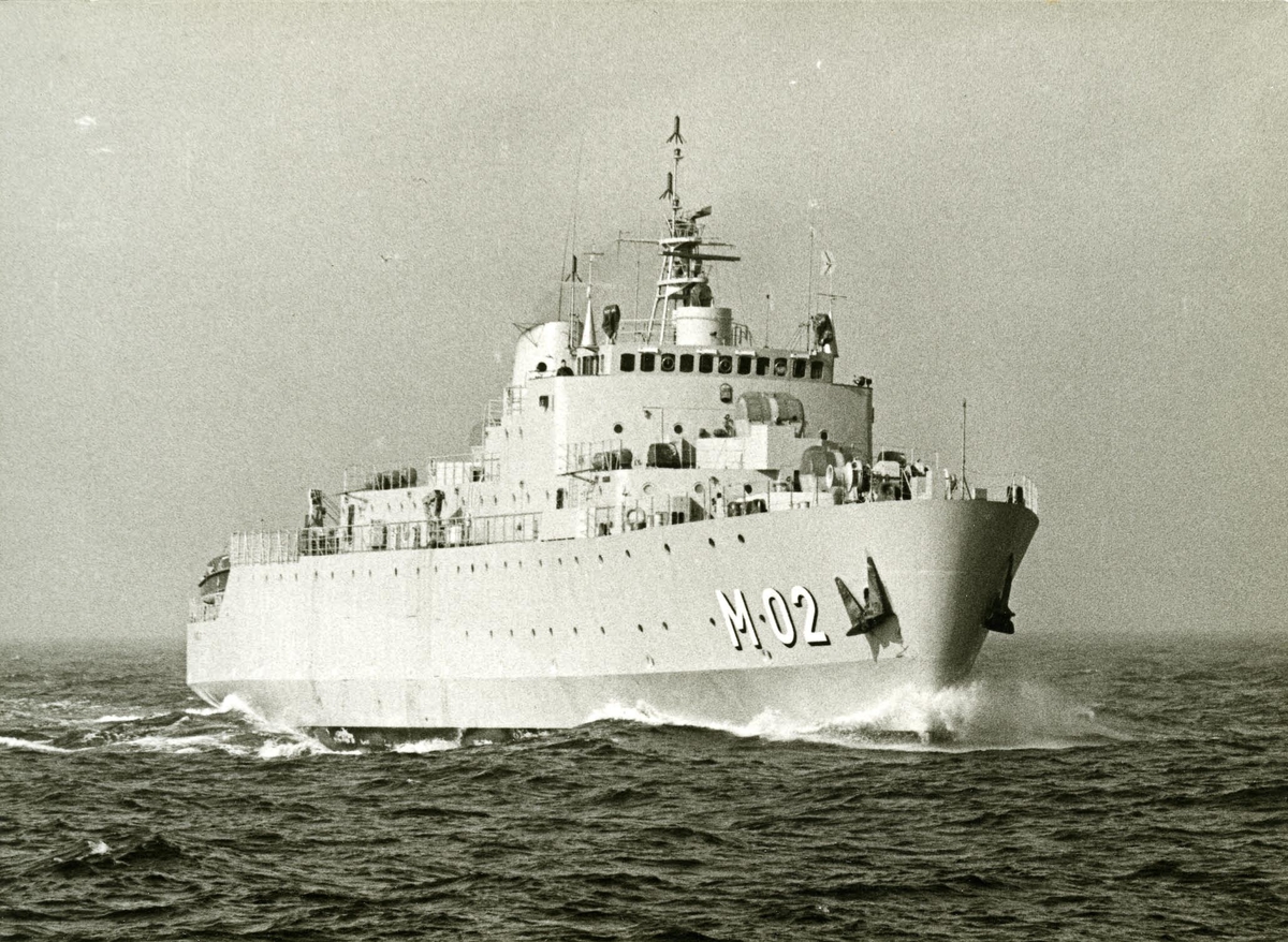Älvsborg (M 02) till sjöss.
Älvsborg är även utrustad som depåfartyg för ubåtar.