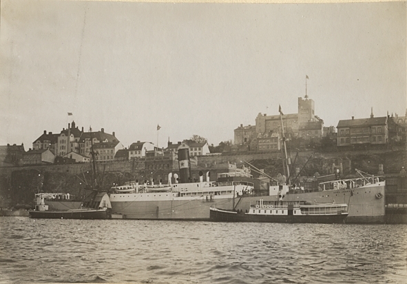 Lastångfartyget AXEL JOHNSON av Stockholm vid Stadsgårdskajen i Stockholm åt 1911.