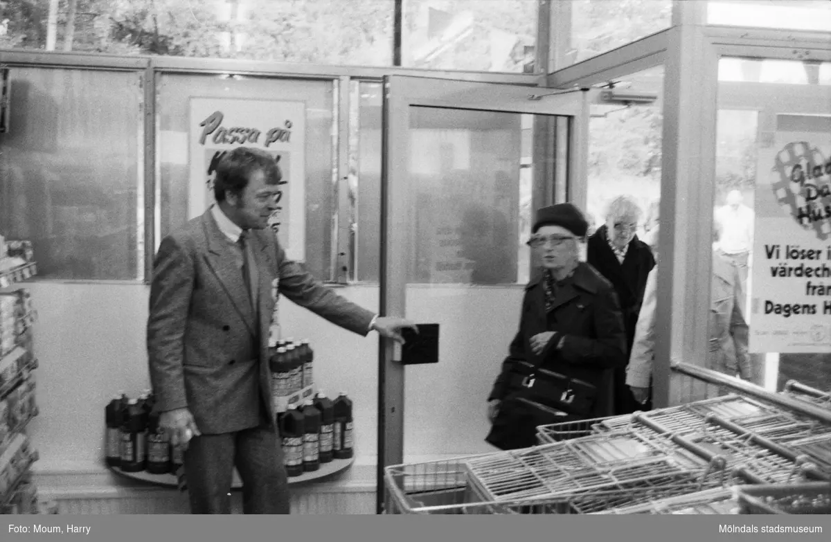 Livsmedelsaffär nyöppnar i Bölet i Kållered, år 1984.
Relaterade motiv: 2014_0079-1 - 2014_0079-5