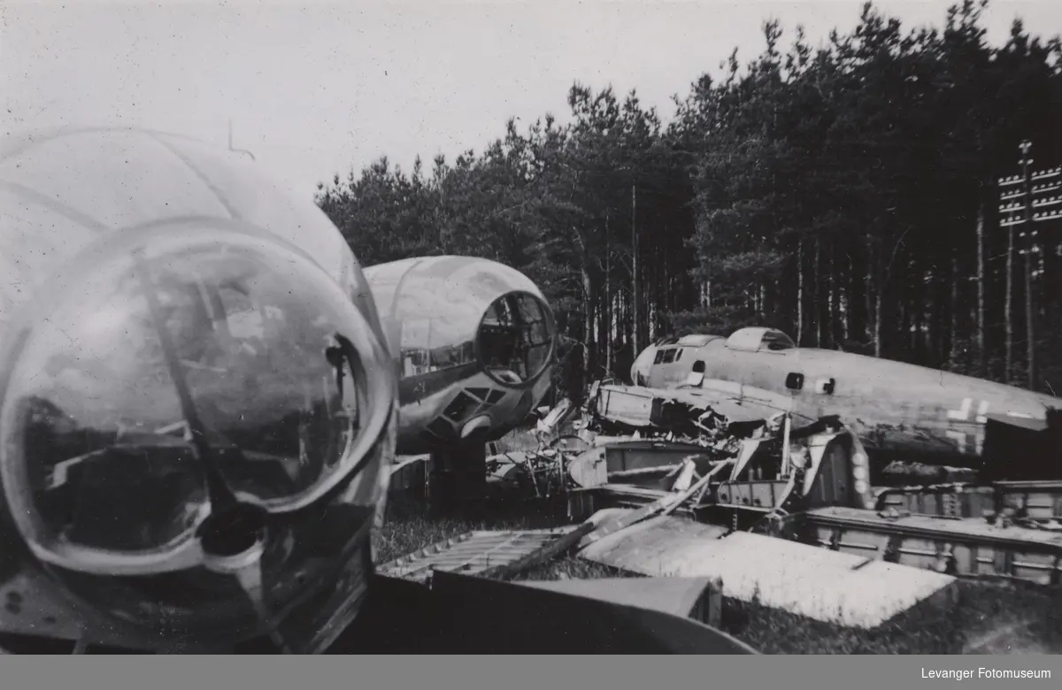 Flykirkegård, ødelagte tyske fly av typen Heinkel 111.