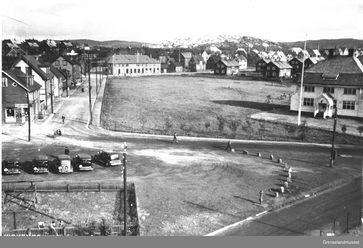 Parti av Kirkenes 1935. Sydvarangers adm.bygning. Til venstre Kristian Karlsen-gården Wiullsgate. (Figenschous plass)