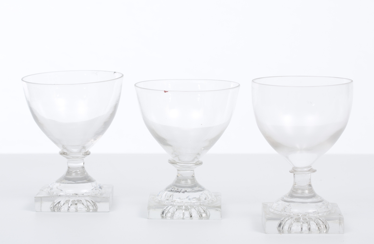 Form: 4-kantet fot
Glassene har tydelig forskjellig høyde og diameter. Samme type som vin- og drammeglass