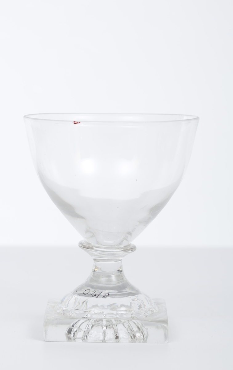 Form: 4-kantet fot
Glassene har tydelig forskjellig høyde og diameter. Samme type som vin- og drammeglass