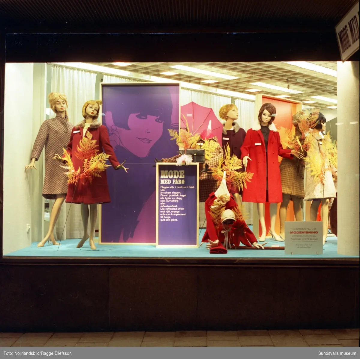 Skyltfönster på varuhuset Forum 1966. Höstens tema var Mode med färg.