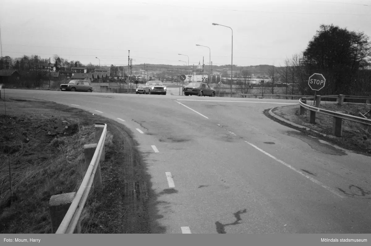 Farlig vägkorsning i Lindome, år 1983. Vy från Spårhagavägen över Gamla Riksvägen mot Industrivägen. "Korsningen i Lindome är farlig och bör åtgärdas."

För mer information om bilden se under tilläggsinformation.