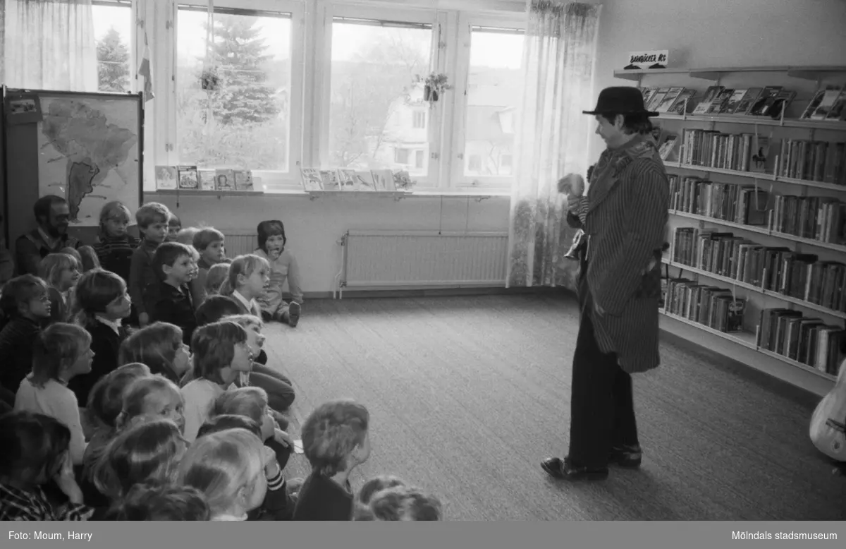 Jörgen Lantz underhåller barn på Kållereds bibliotek, år 1983.

För mer information om bilden se under tilläggsinformation.