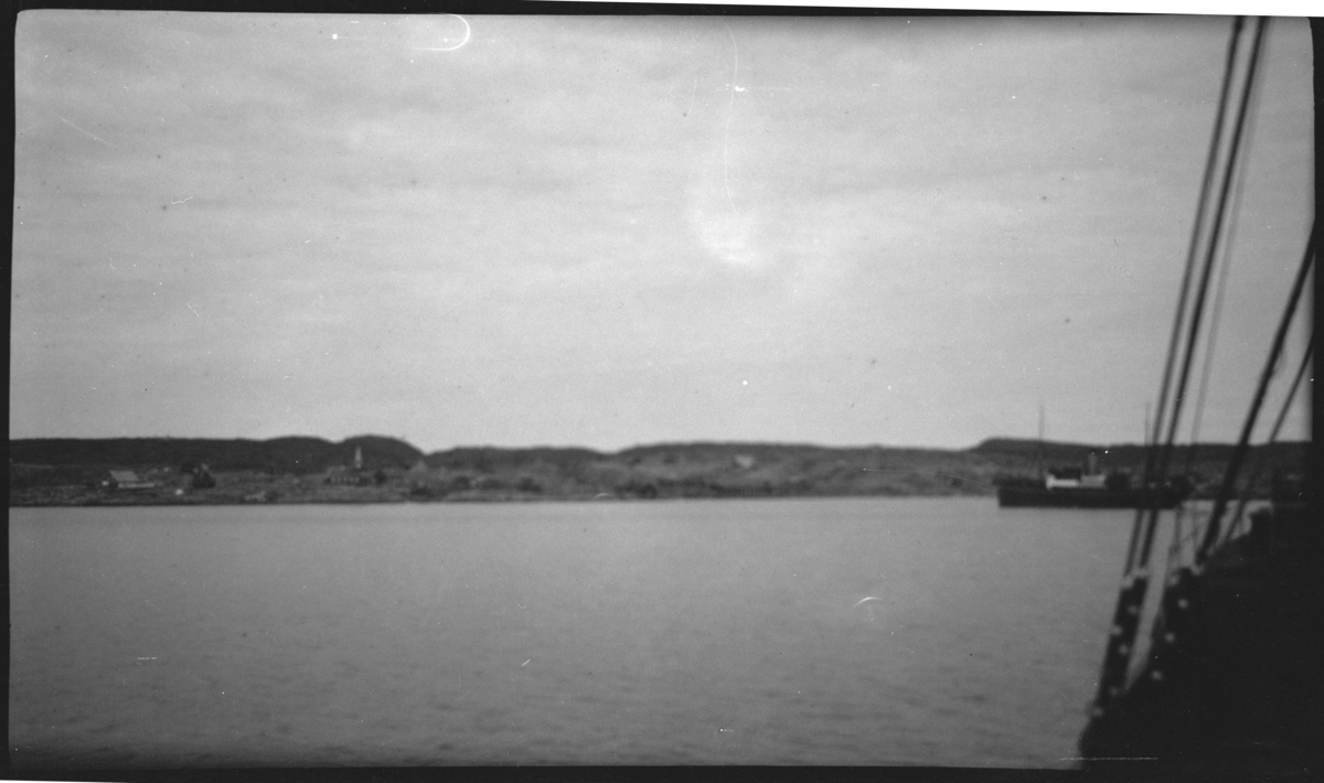 'Vy med båt. ::  :: Ingår i serie Fotonr. 5217:1-103. Se även hela fotonr. 5202-5218 med bilder från Frits Johansen.'