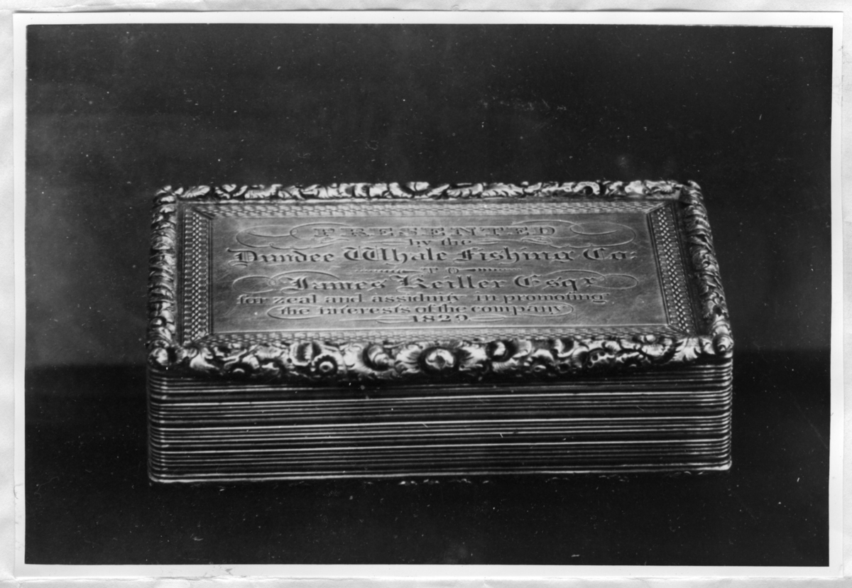 1 silversnusdosa till James Keiller (1759-1846) år 1829. Brev med mera information finns tillsammans med fotot.