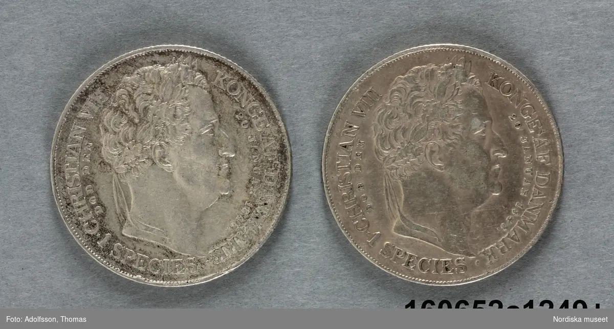 Två likadana mynt, Tronskiftespecie.