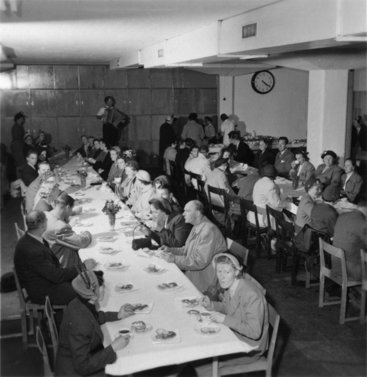 Fabriksvisning för anställdas anhöriga den 19 maj 1953.
Grupp okända personer.
