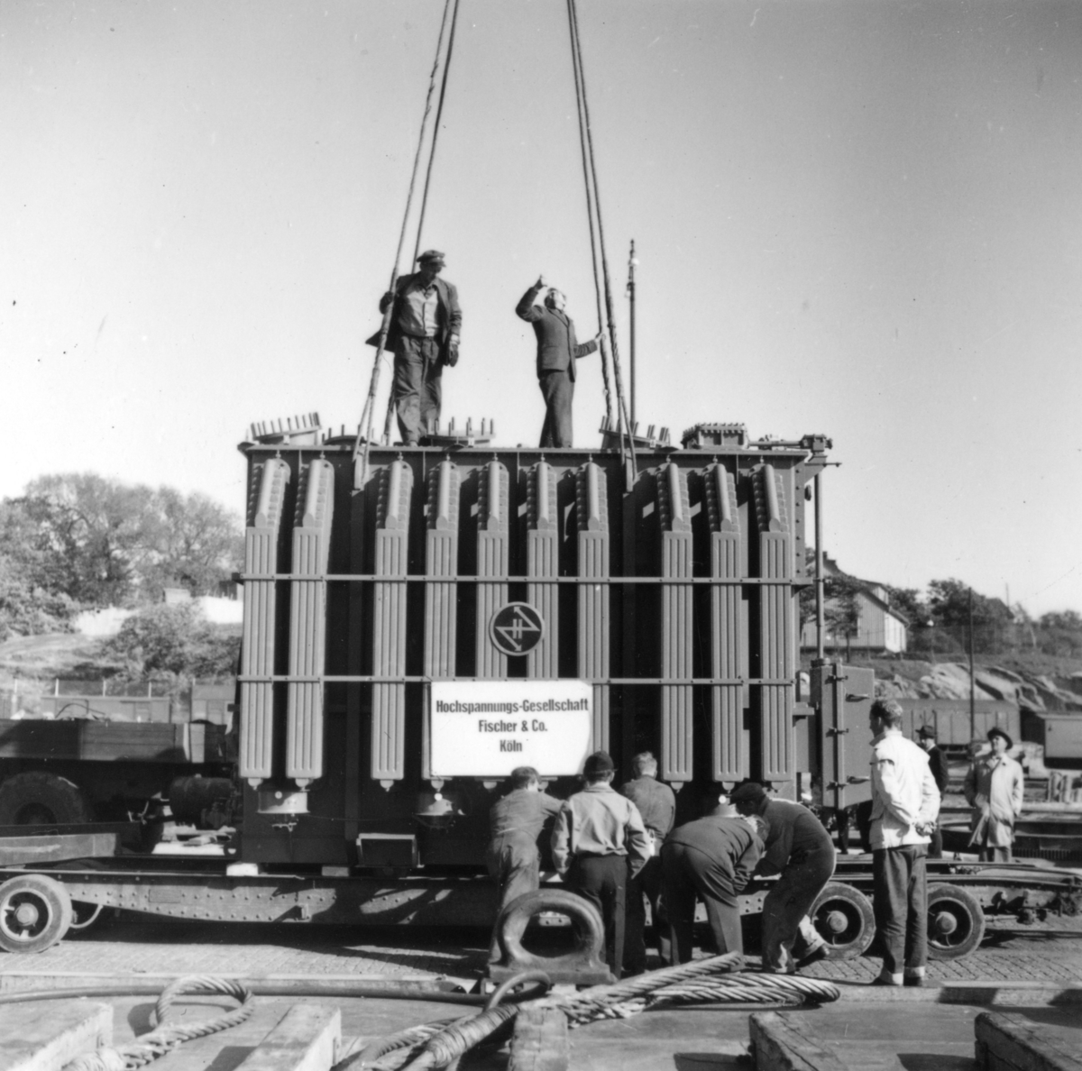 Transport av transformator 50 kW. Lastning i Göteborgs hamn 17/6-1955. Några män är med på bilden.