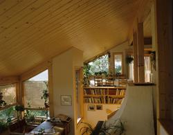 Hovedrom i to nivåer i bolig bygget på en knaus. Arkitekt AT