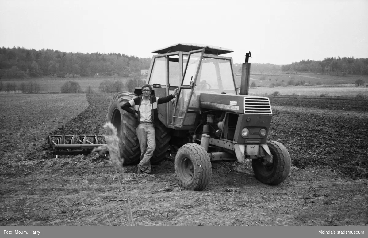 Vårbruk i Lindome, år 1983. "Bertil Åkesson har bråda dagar med sin traktor i vårbruket."

För mer information om bilden se under tilläggsinformation.