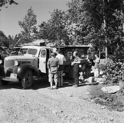 Hydrostranda, situasjonsbilde. Varebilen ved kiosk.