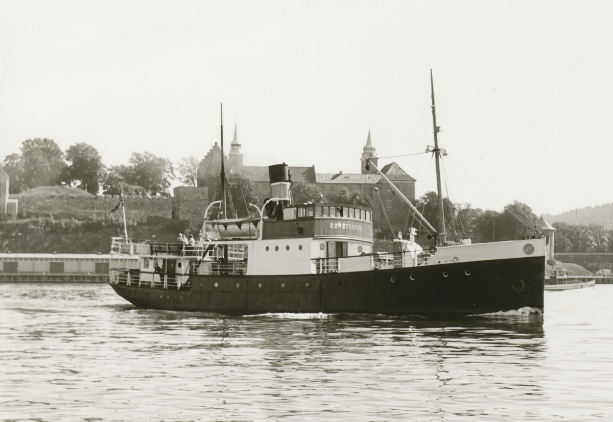 Dampskipet D/S Børøysund ute på sjøen foran Akershus Festning. Skipet ble bygd i 1908 for det Trondhjemske Lægtercompagni.
