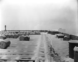 Snøvansker på oljelageret. Oversikt, mot dokken.
