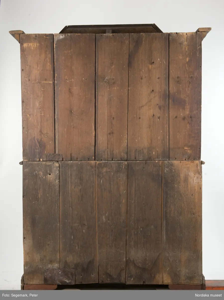 Katalogkort:
"Skänkskåp i två delar, den nedre m. en enkel dörr, den övre m. dubbeldörrar innanför dessa två hyllor samt skedhylla. Till dubbeldörrarna en nyckel. Märkt: 1783[i avbildande, snirklig skrift]"